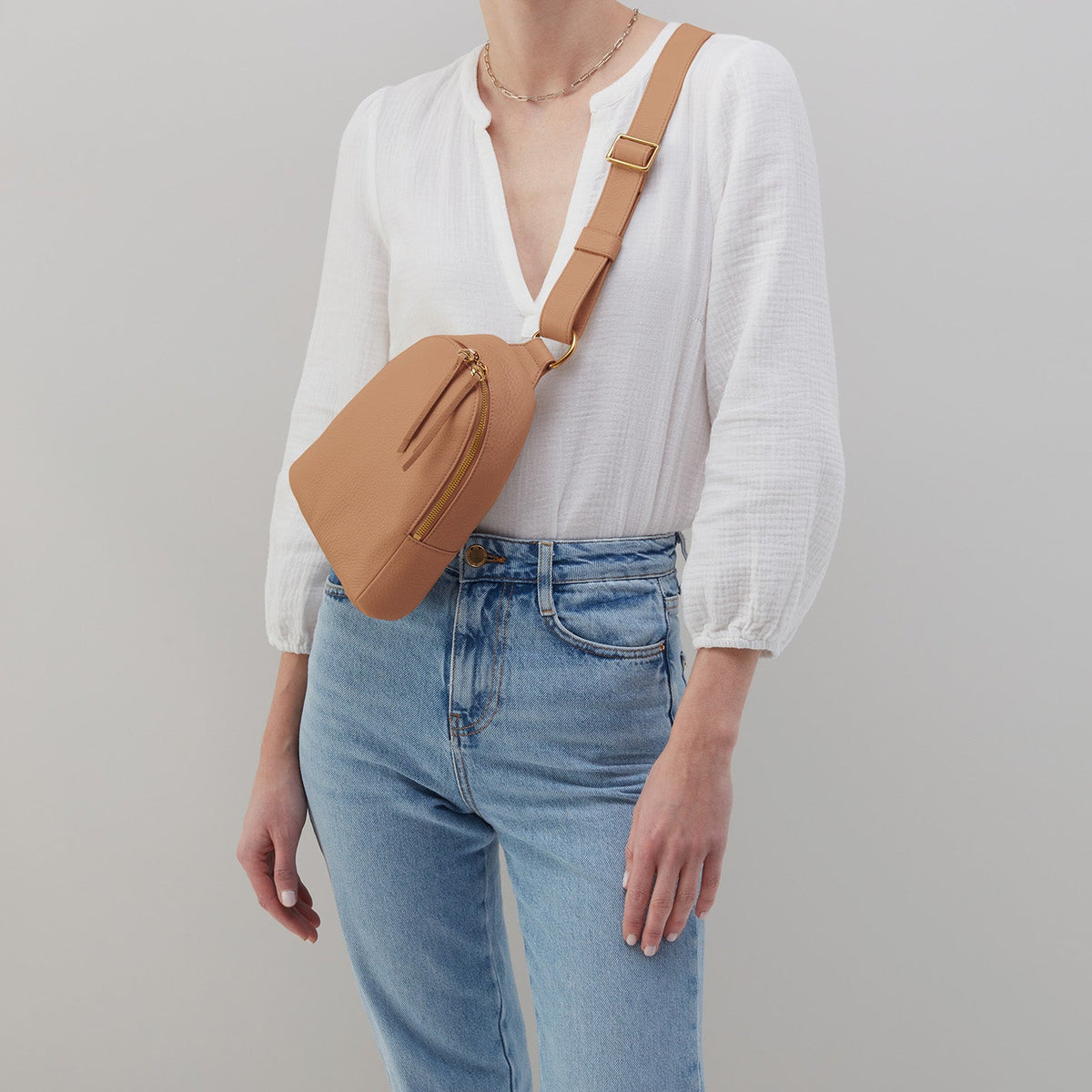 HOBO Fern Sling In Pebbled Leather - Sandstorm