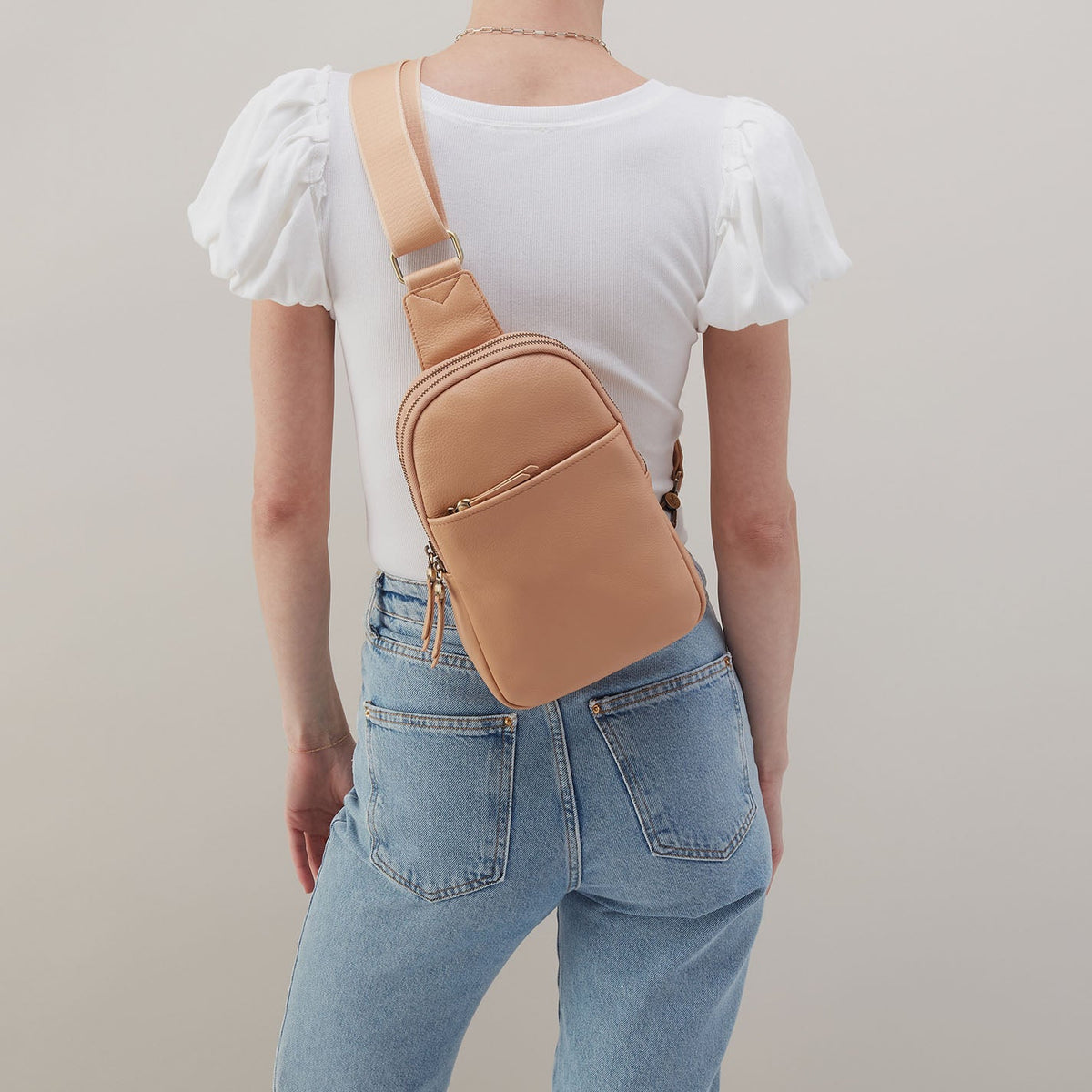 HOBO Cass Sling In Pebbled Leather - Porcini