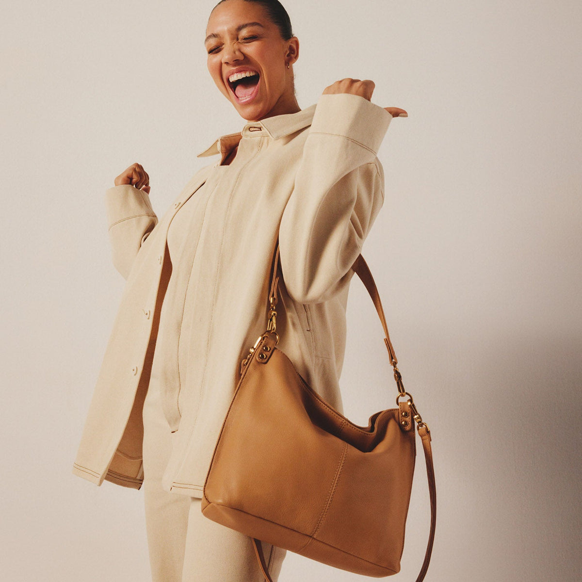 HOBO Pier Shoulder Bag In Pebbled Leather - Sandstorm