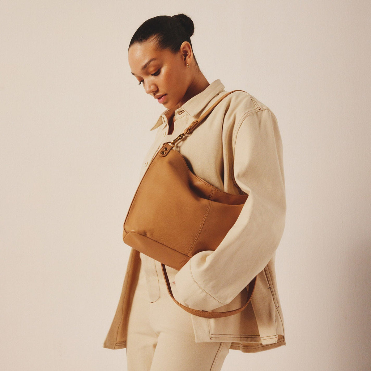 HOBO Pier Shoulder Bag In Pebbled Leather - Sandstorm