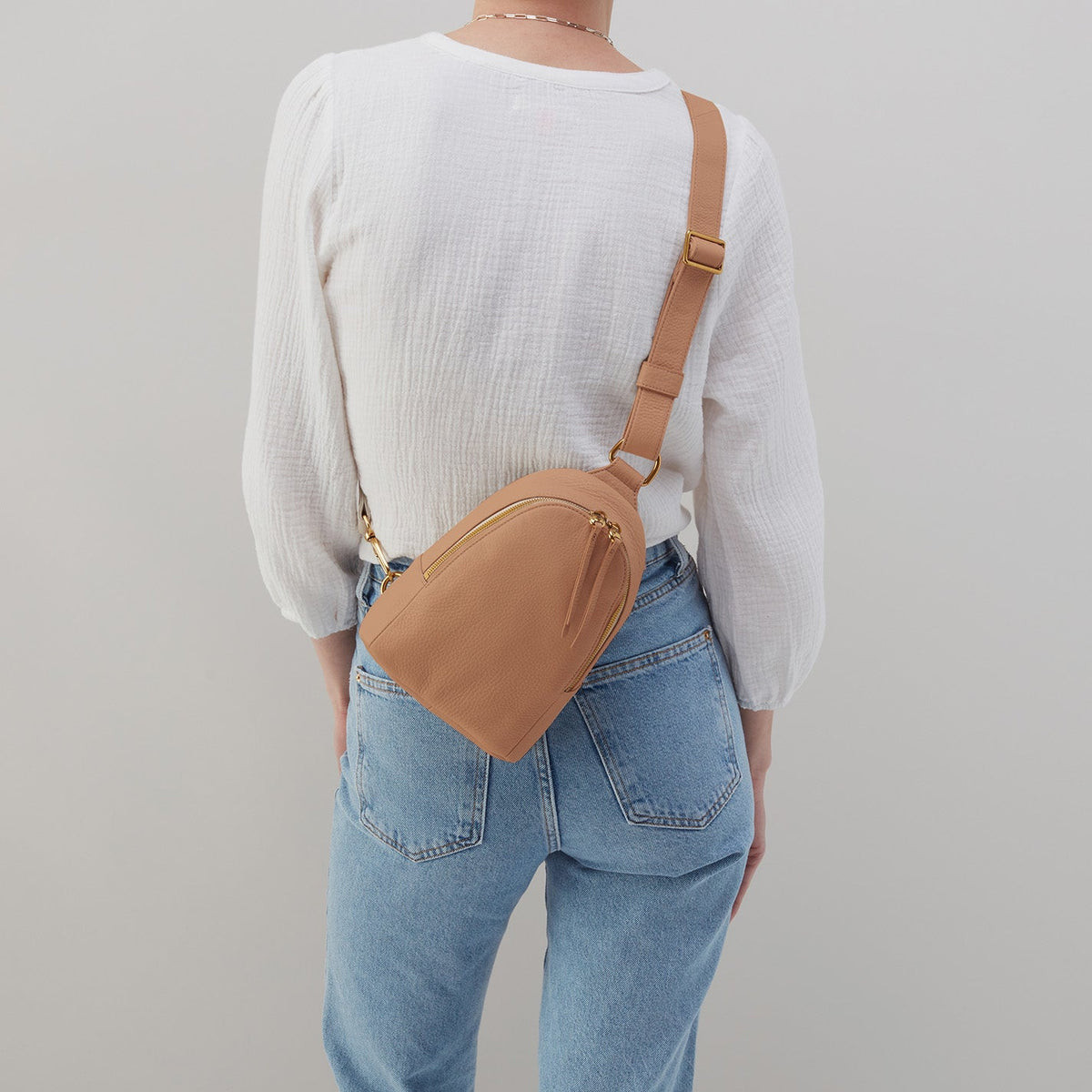 HOBO Fern Sling In Pebbled Leather - Sandstorm
