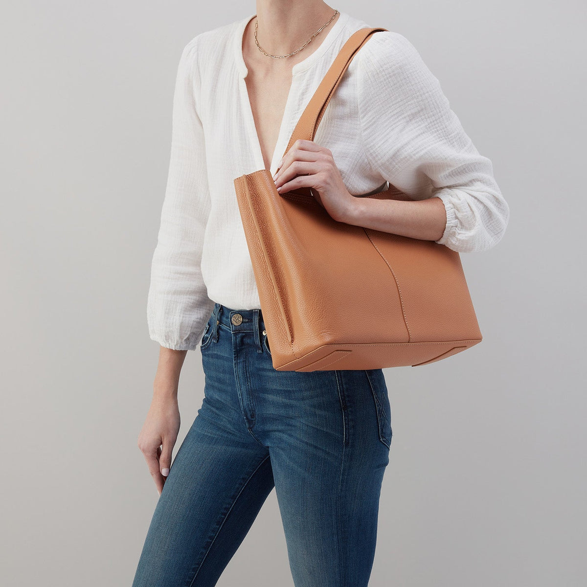 HOBO Vida Tote in Micro Pebbled Leather - Biscuit