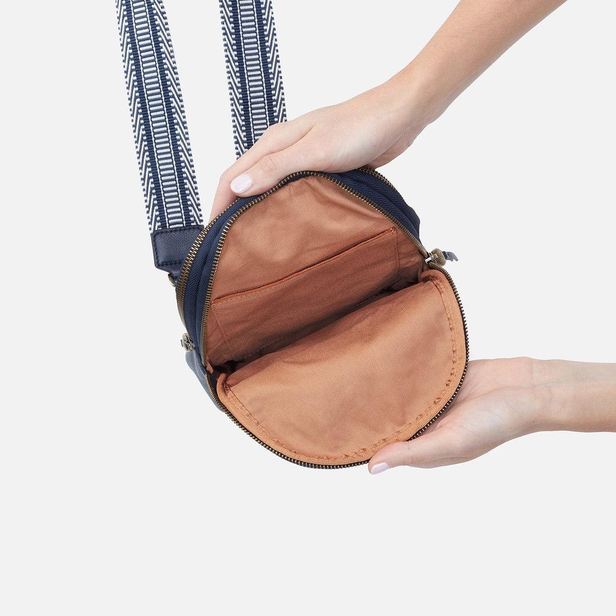 HOBO Cass Sling In Pebbled Leather - Sapphire