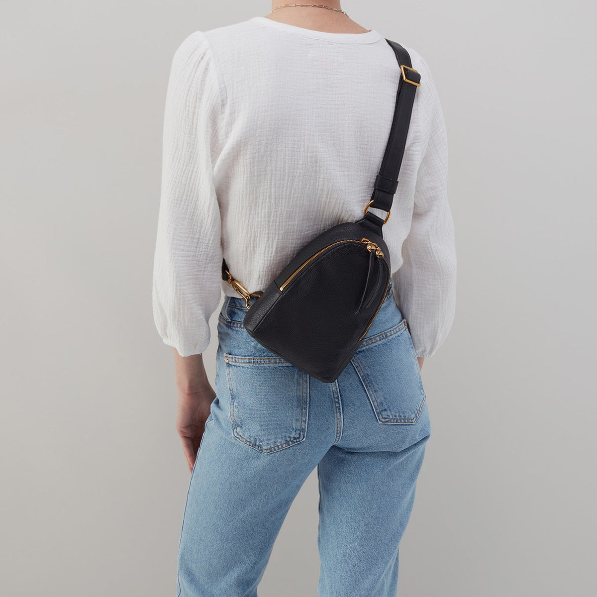 HOBO Fern Sling In Pebbled Leather - Taupe