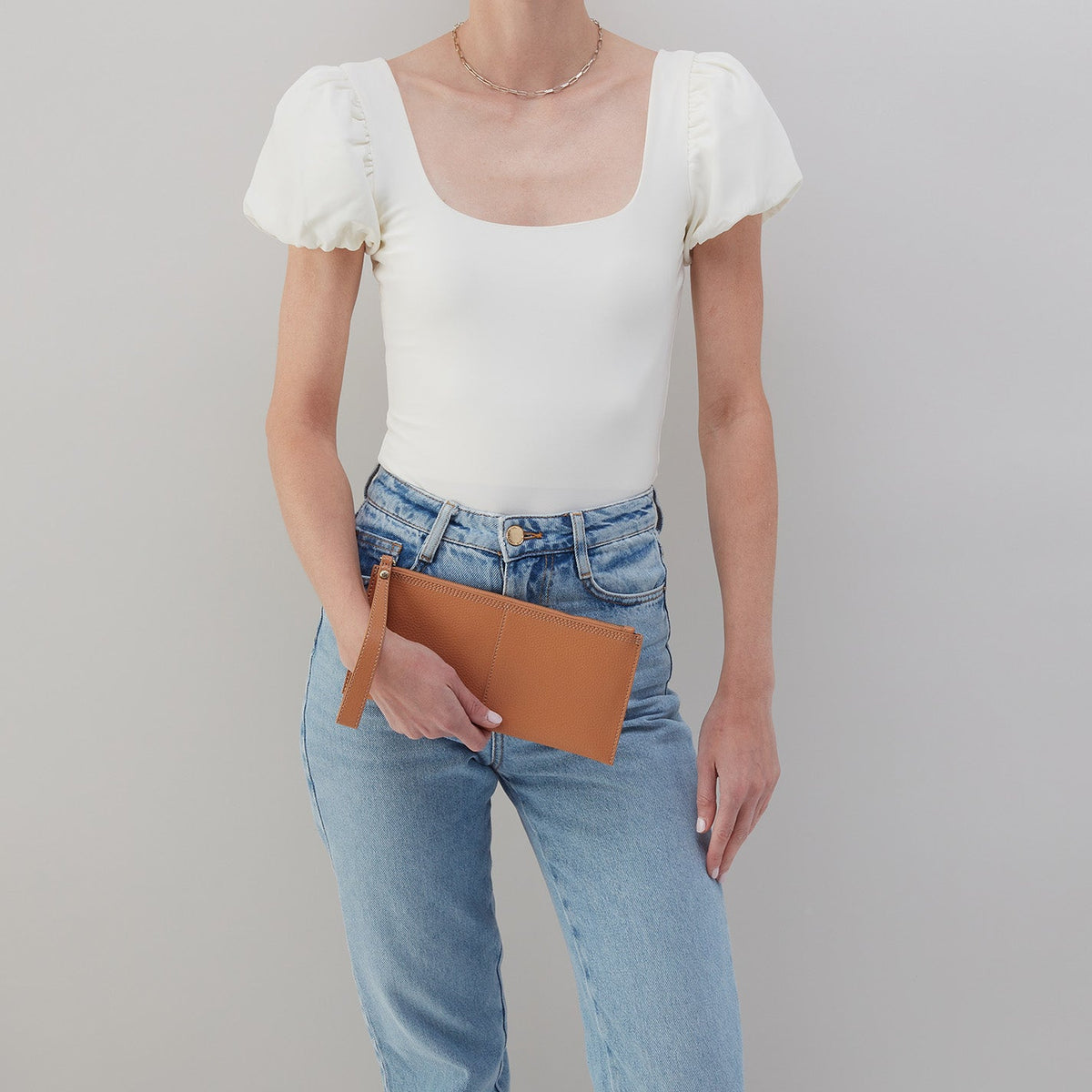 HOBO Vida Large Pouch in Micro Pebbled Leather - Biscuit