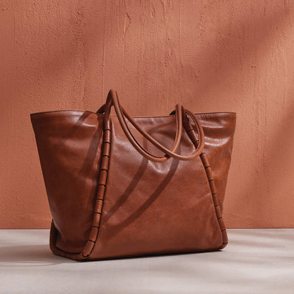 HOBO Phoebe Tote In Smooth Leather - Saddle