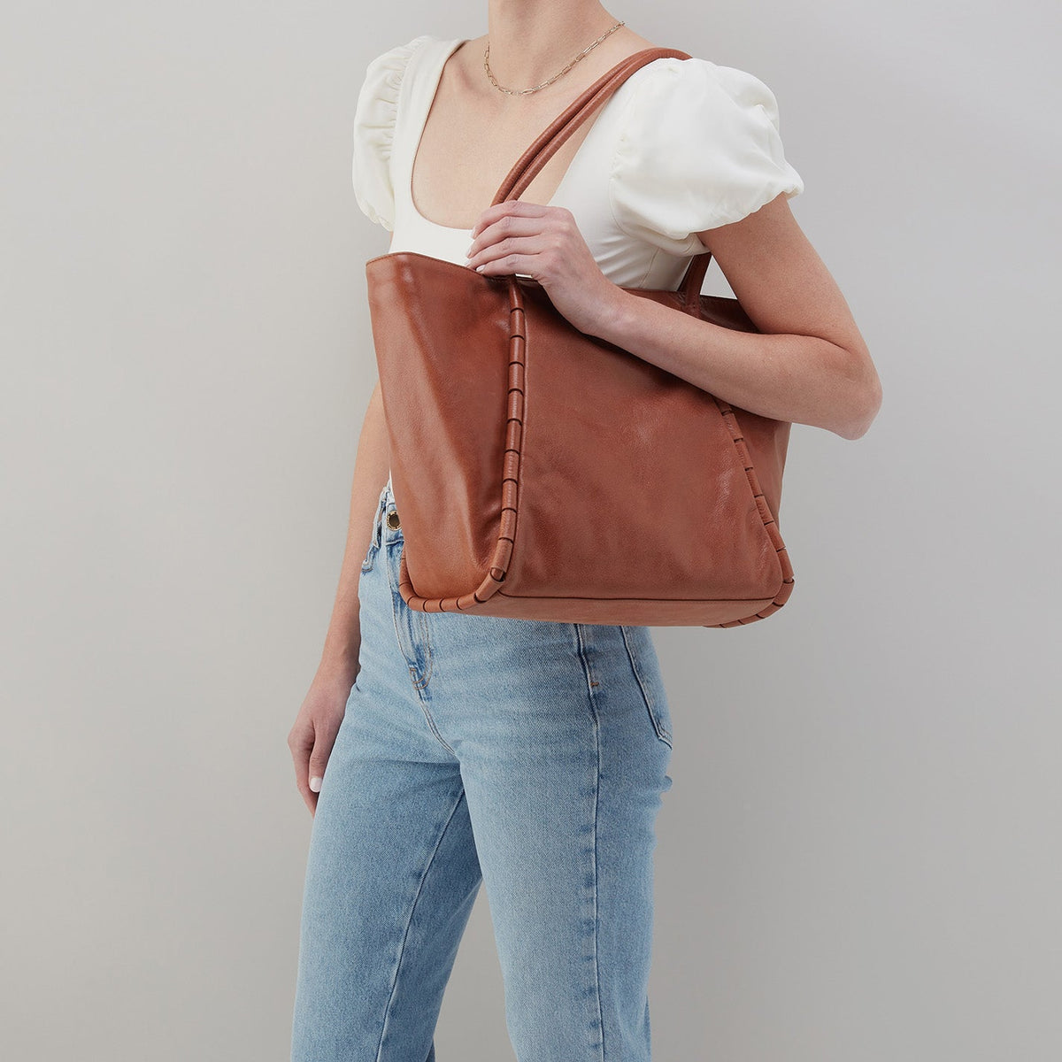 HOBO Phoebe Tote In Smooth Leather - Saddle