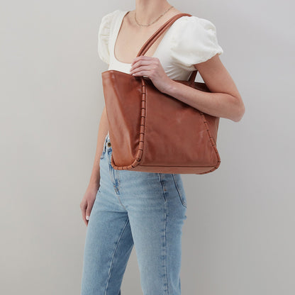 HOBO Phoebe Tote In Smooth Leather - Saddle