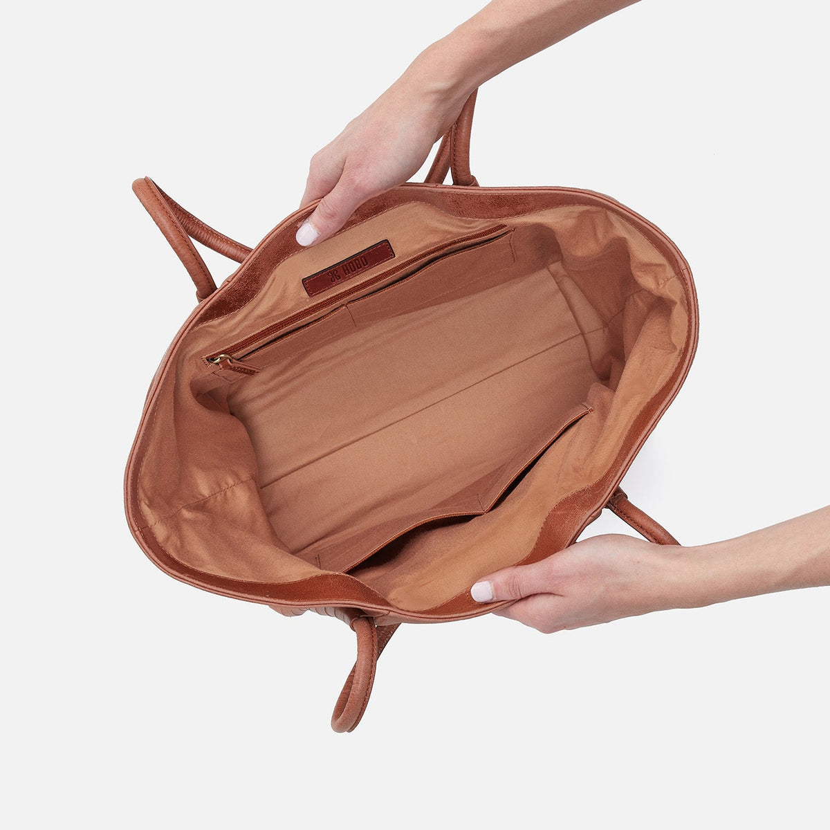 HOBO Phoebe Tote In Smooth Leather - Saddle