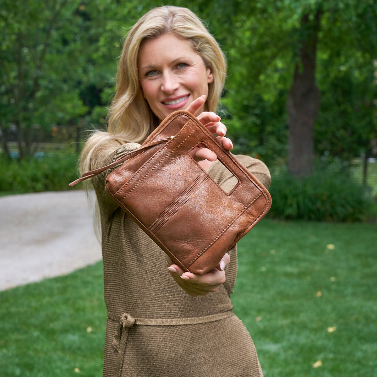 HOBO Ace Clutch In Metallic Leather - Patina