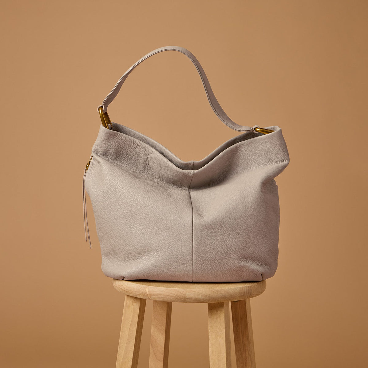 HOBO Harley Hobo In Pebbled Leather - Taupe