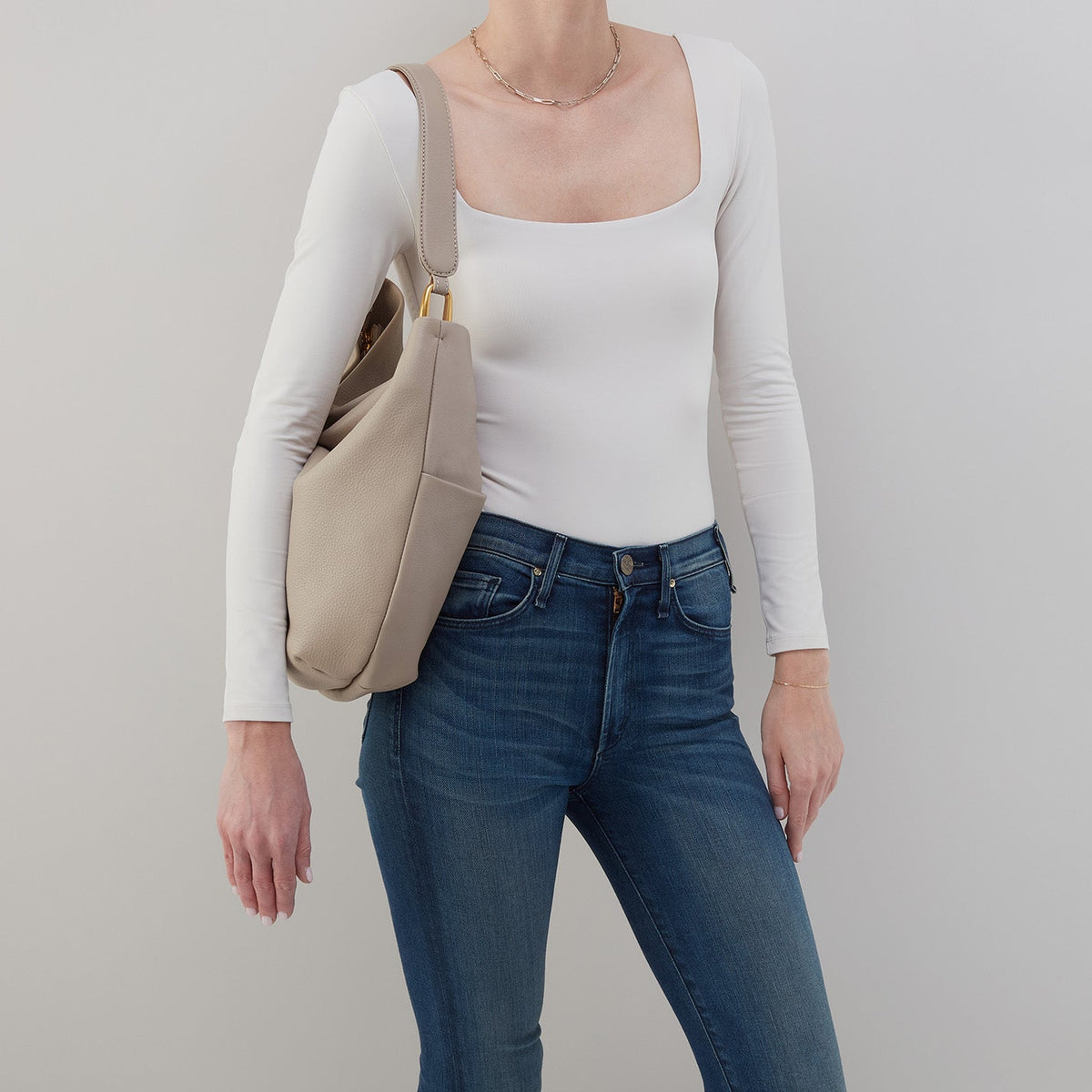 HOBO Harley Hobo In Pebbled Leather - Taupe