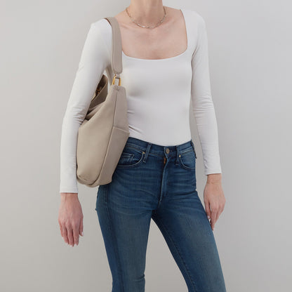 HOBO Harley Hobo In Pebbled Leather - Taupe