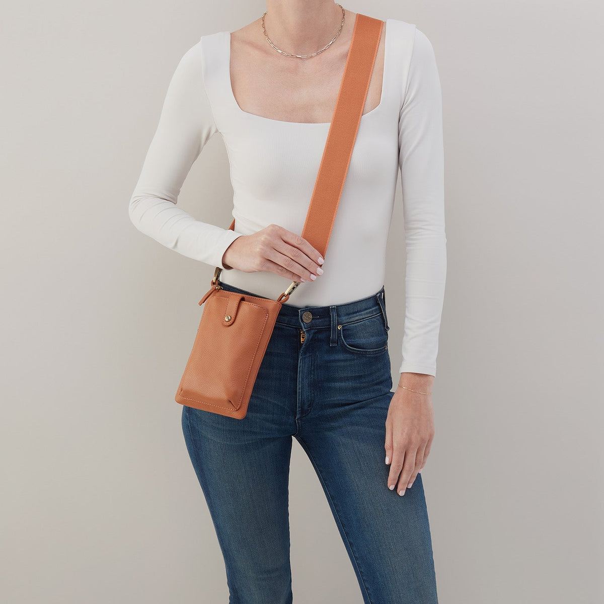 HOBO Cass Phone Crossbody In Pebbled Leather - Butterscotch