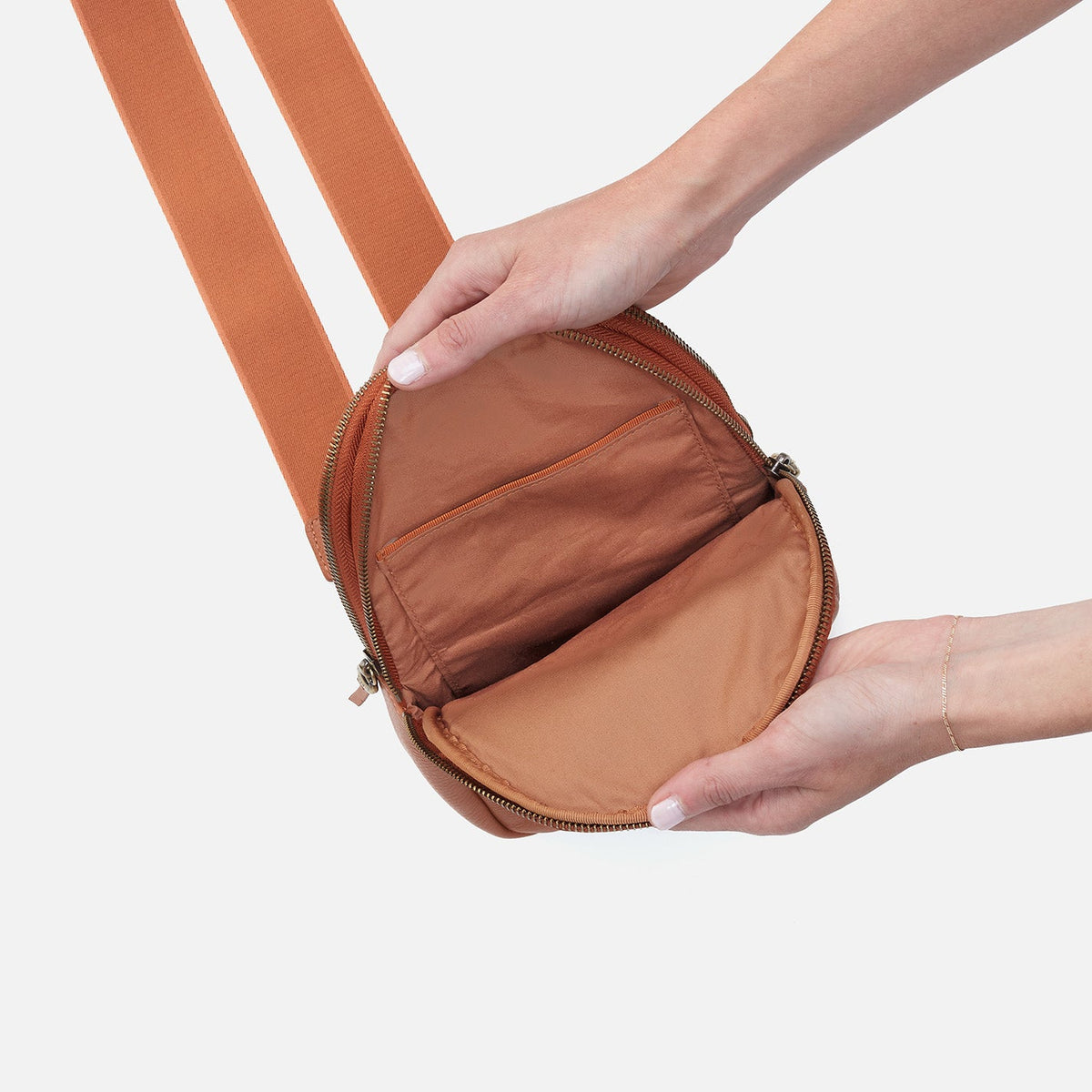 HOBO Cass Sling In Pebbled Leather - Butterscotch
