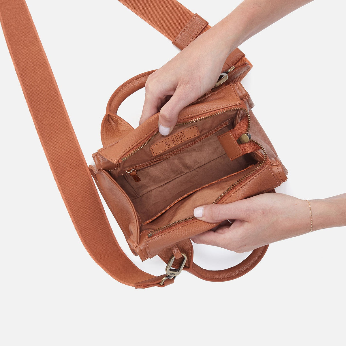 HOBO Cass Small Tote In Pebbled Leather - Butterscotch