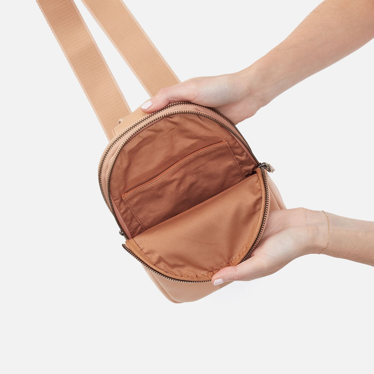 HOBO Cass Sling In Pebbled Leather - Porcini