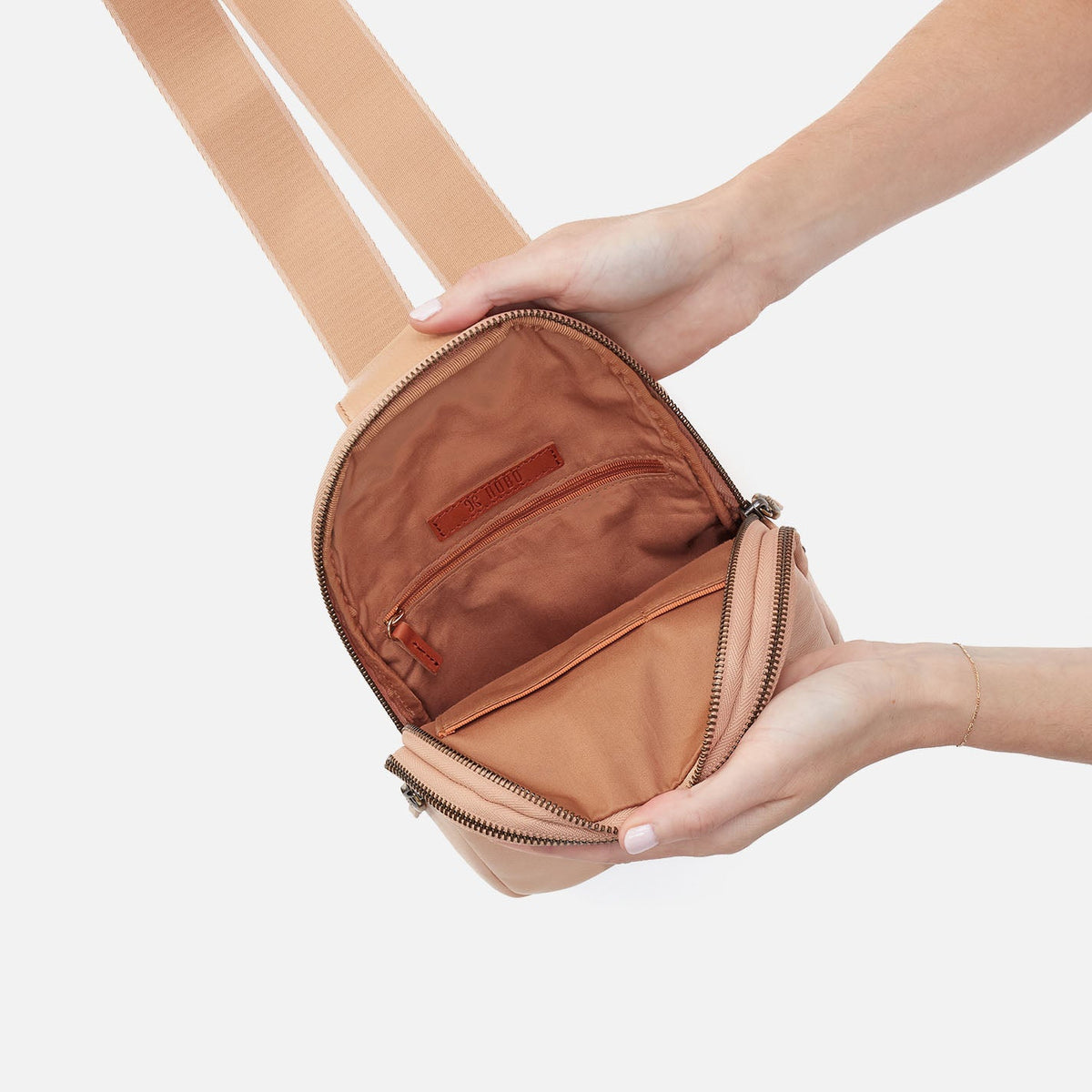 HOBO Cass Sling In Pebbled Leather - Porcini
