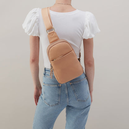 HOBO Cass Sling In Pebbled Leather - Porcini