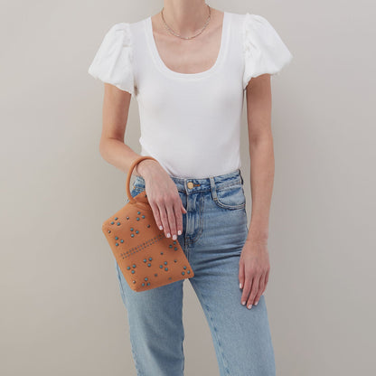 HOBO Maggie Clutch In Smooth Leather - Doe
