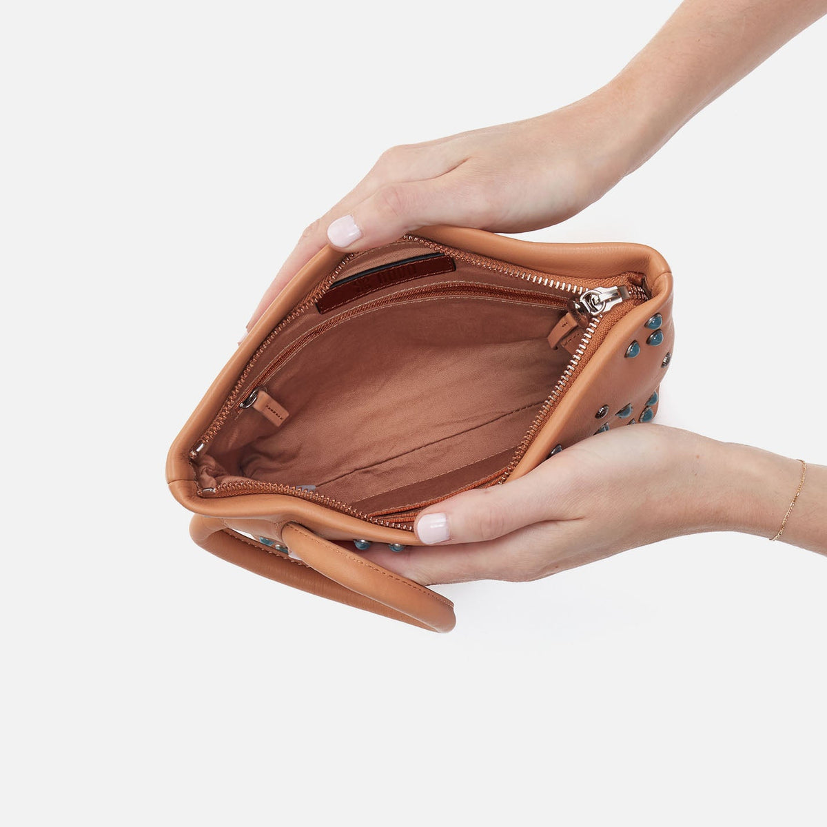 HOBO Maggie Clutch In Smooth Leather - Doe