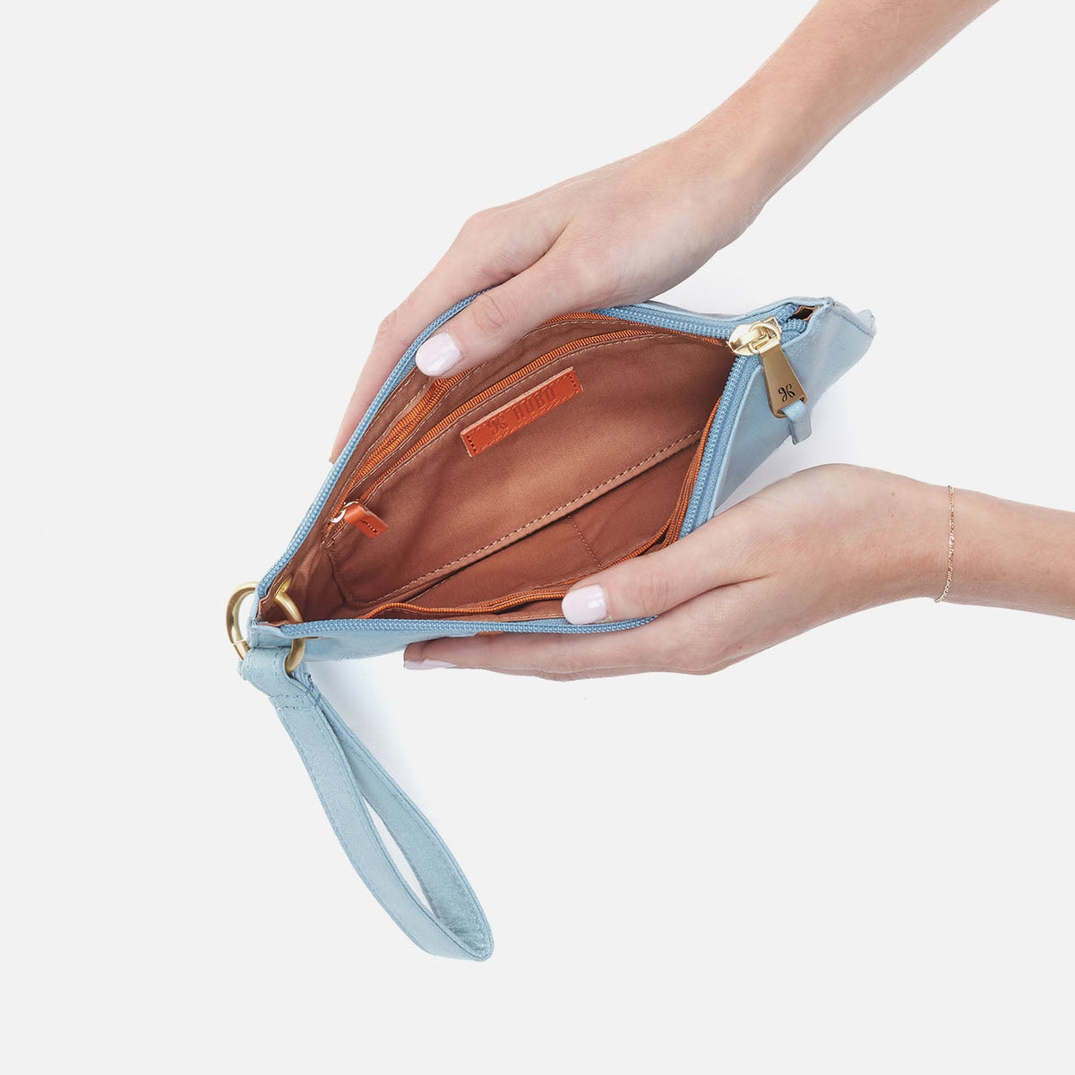 HOBO Vida Wristlet In Buffed Leather - Sky