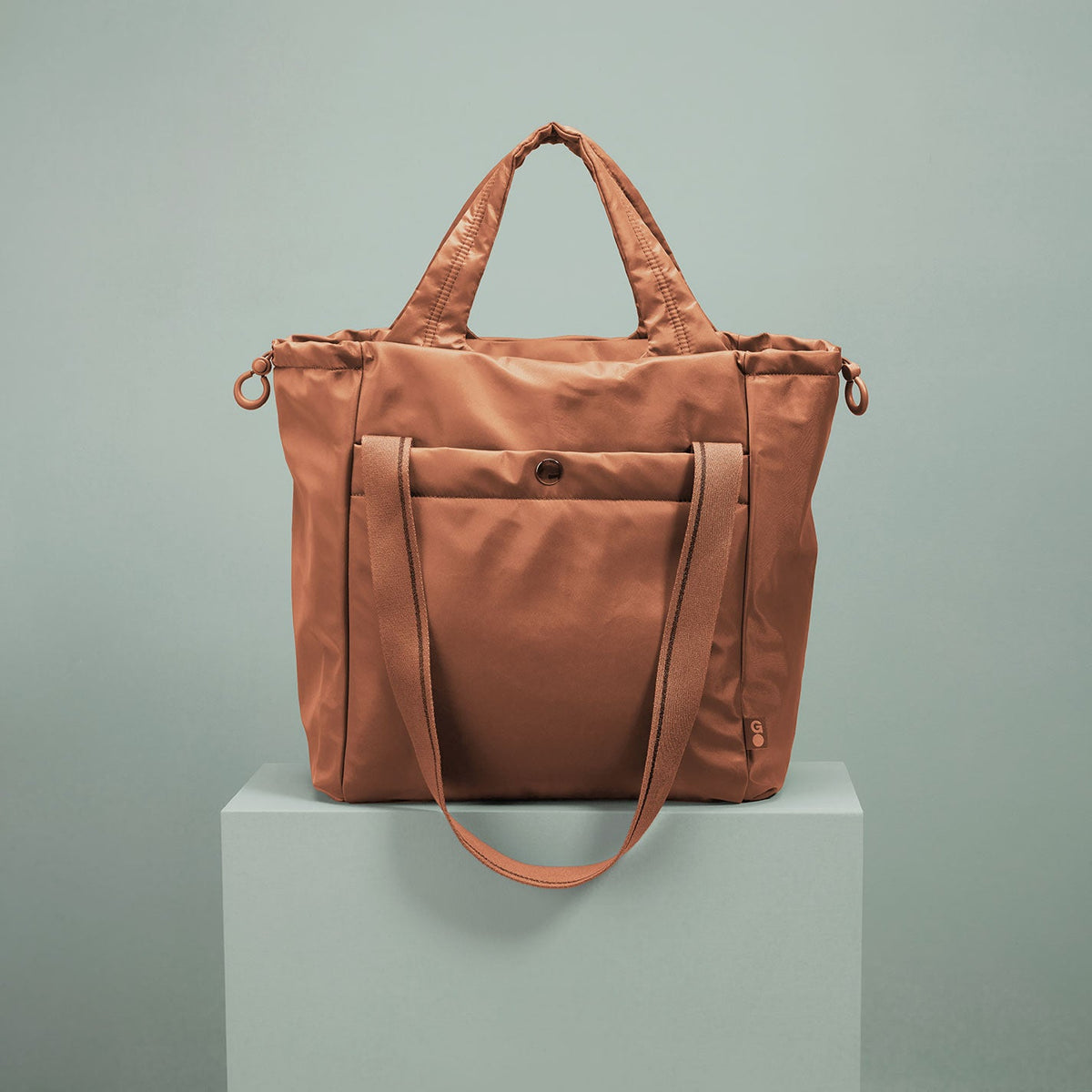HOBO PLACES TO GO Tote in CaRefiber recycled nylon - Dune