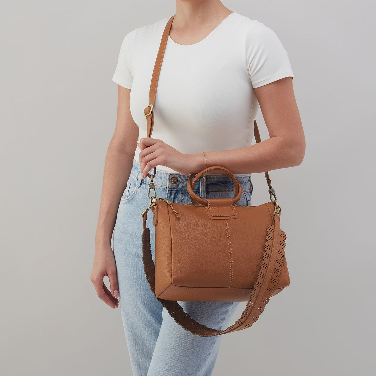 HOBO Sheila Medium Satchel In Pebbled Leather - Warm Honey